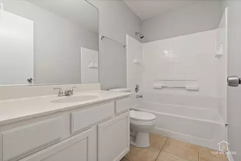 Bath - 991 Symphony Dr, Aurora, IL 60504 photo 1 of 1
