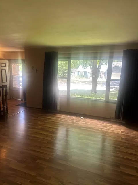 154 Howard Ave, East Dundee, IL 60118 photo 2