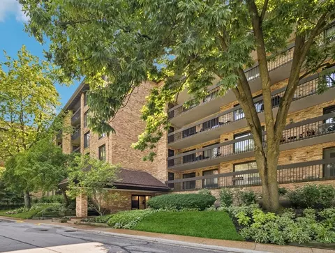 1671 Mission Hills Rd #308, Northbrook, IL 60062