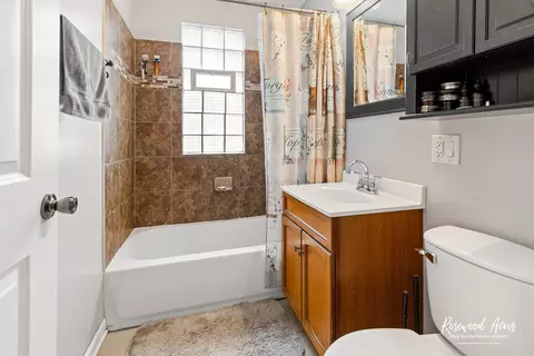 Bath - 382 N 8th Ave, Kankakee, IL 60901 photo 1 of 2