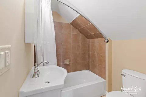 Bath - 382 N 8th Ave, Kankakee, IL 60901 photo 2 of 2