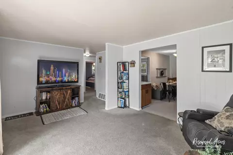 Living - 77 N Bates Ave, Kankakee, IL 60901 photo 2 of 4