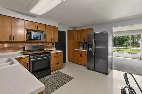 Kitchen - 77 N Bates Ave, Kankakee, IL 60901 photo 1 of 2