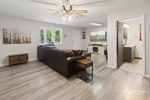 Living - 77 N Bates Ave, Kankakee, IL 60901 photo 3 of 4