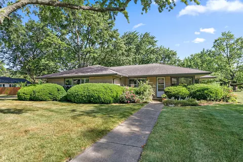 Exterior - 306 Wing Park Blvd, Elgin, IL 60123 photo 4 of 17