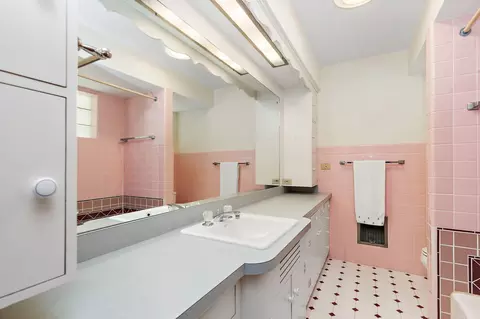 Bath - 306 Wing Park Blvd, Elgin, IL 60123 photo 1 of 3