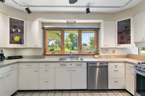 Kitchen - 306 Wing Park Blvd, Elgin, IL 60123 photo 5 of 8