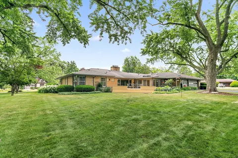 Exterior - 306 Wing Park Blvd, Elgin, IL 60123 photo 8 of 17