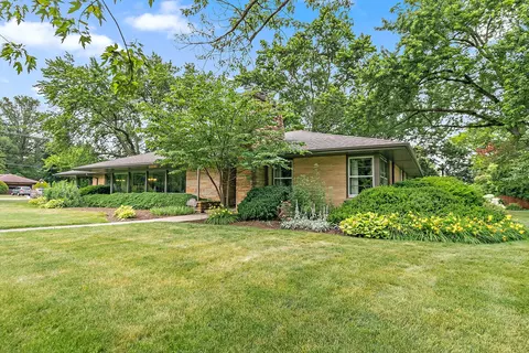 Exterior - 306 Wing Park Blvd, Elgin, IL 60123 photo 12 of 17