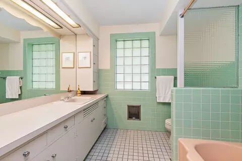 Bath - 306 Wing Park Blvd, Elgin, IL 60123 photo 2 of 3