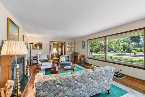 Living - 306 Wing Park Blvd, Elgin, IL 60123 photo 4 of 6