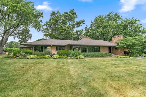 Exterior - 306 Wing Park Blvd, Elgin, IL 60123 photo 2 of 17