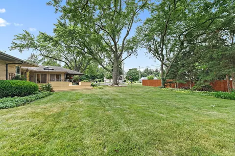 Exterior - 306 Wing Park Blvd, Elgin, IL 60123 photo 9 of 17