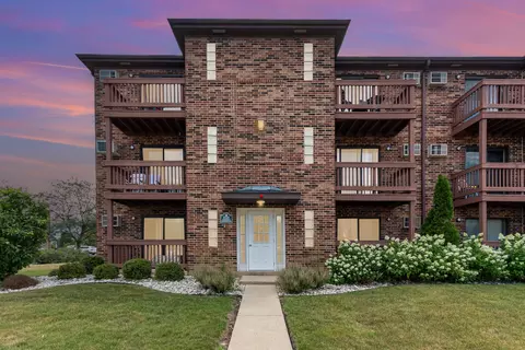 1131 Cedar St #2B, Glendale Heights, IL 60139