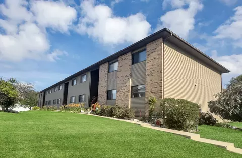565 Dean Dr #I, South Elgin, IL 60177