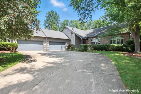 5904 Whiting Dr, Mchenry, IL 60050