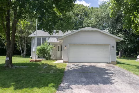 402 Staffordshire Dr, Poplar Grove, IL 61065