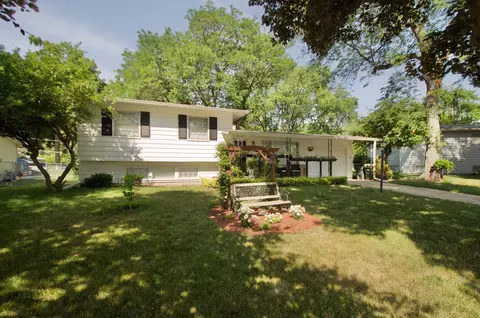 15 Crescent Ct, Montgomery, IL 60538