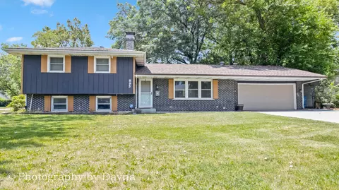 895 Country Club Dr, Kankakee, IL 60901