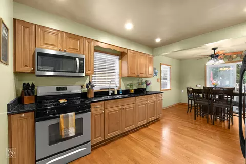 Kitchen - 7314 W 113th Pl, Worth, IL 60482 photo 2 of 2