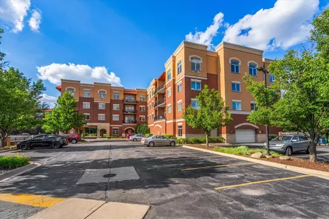 1200 N Foxdale Dr #310, Addison, IL 60101
