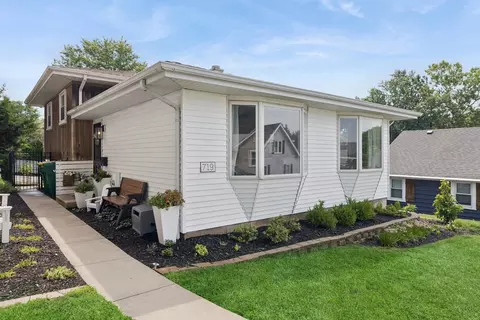 719 Ledochowski St, Lemont, IL 60439