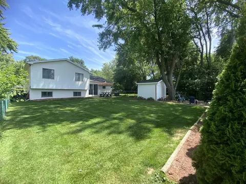 Exterior - 1615 Meadow Ln, Mchenry, IL 60050 photo 5 of 8