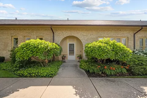 795 Stables Ct W, Highwood, IL 60040