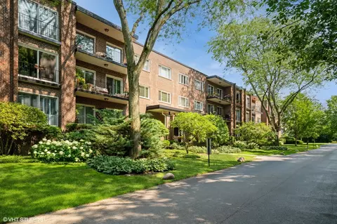 90 E Franklin Pl #106, Lake Forest, IL 60045