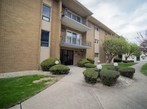 10109 S Cicero Ave #302, Oak Lawn, IL 60453
