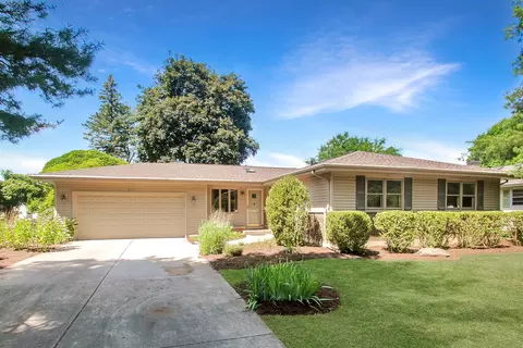 2114 Country Knoll Ln, Elgin, IL 60123