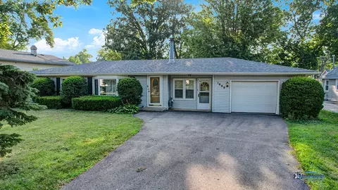 1609 N Lake Shore Dr, Round Lake Beach, IL 60073