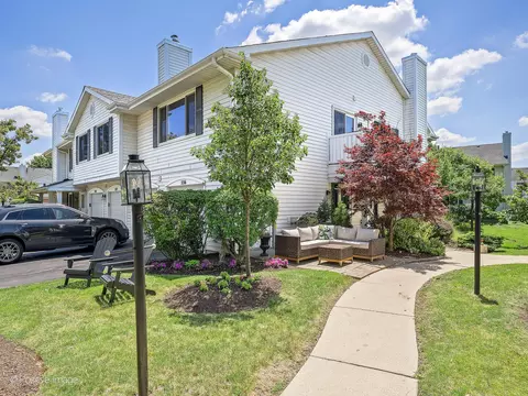 556 Willowcreek Ct #4-10, Clarendon Hills, IL 60514