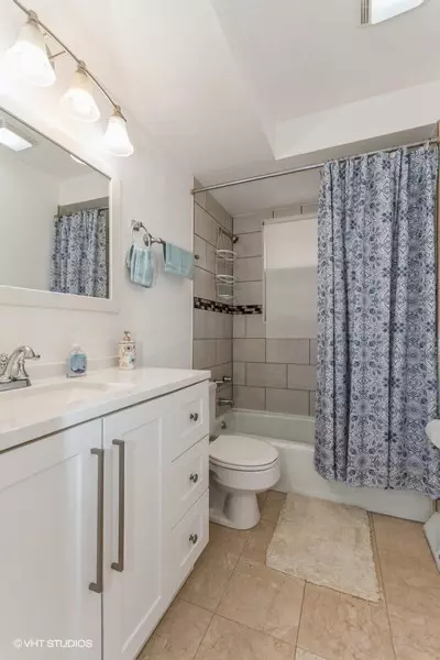 Bath - 19109 Grant St, Lansing, IL 60438 photo 2 of 3