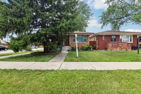 8558 Parkside Ave, Burbank, IL 60459