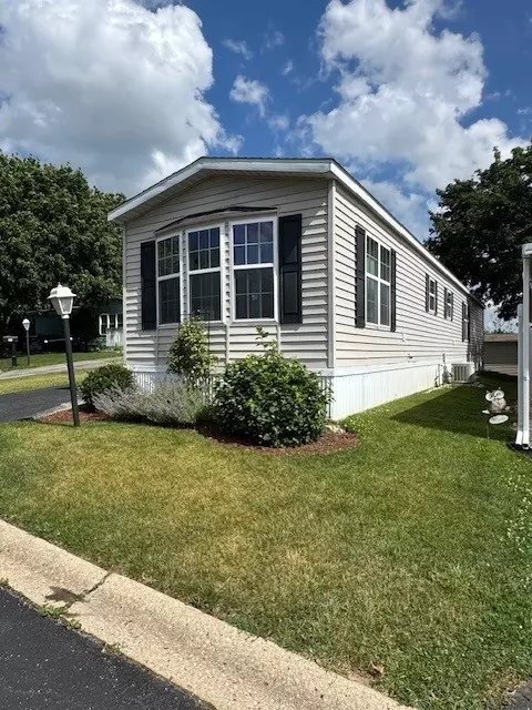 822 Oakbrook Dr, Crystal Lake, IL 60014