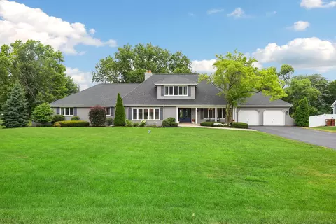 22 W672 Elmwood Dr, Glen Ellyn, IL 60137