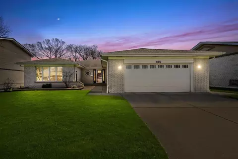 905 W Palm Dr, Mount Prospect, IL 60056