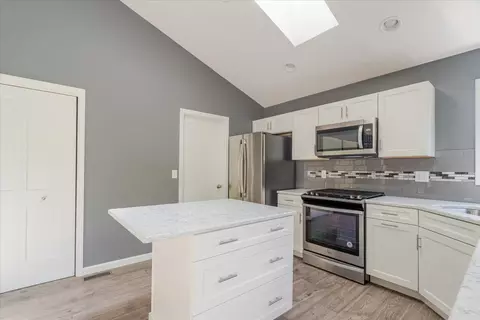 Kitchen - 5 Chiswick Cir, Bloomington, IL 61704 photo 5 of 8