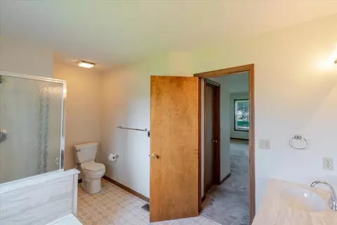 Bath - 5 Chiswick Cir, Bloomington, IL 61704 photo 3 of 4