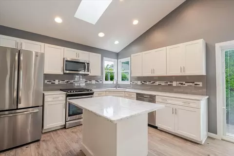 Kitchen - 5 Chiswick Cir, Bloomington, IL 61704 photo 3 of 8