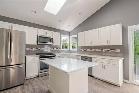 Kitchen - 5 Chiswick Cir, Bloomington, IL 61704 photo 4 of 8