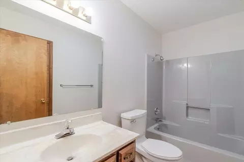 Bath - 5 Chiswick Cir, Bloomington, IL 61704 photo 4 of 4