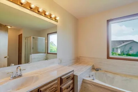 Bath - 5 Chiswick Cir, Bloomington, IL 61704 photo 2 of 4