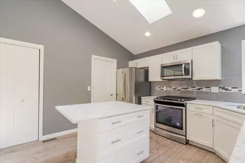 Kitchen - 5 Chiswick Cir, Bloomington, IL 61704 photo 6 of 8