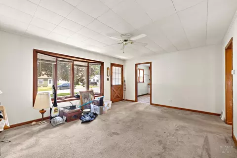 Living - 3715 Maple Ave, Mchenry, IL 60050 photo 3 of 4