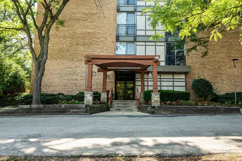 1811 Four Lakes Ave #1H, Lisle, IL 60532