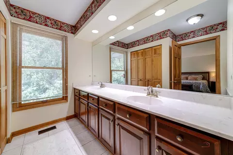 Bath - 24 Hickory Rd, Oakwood Hills, IL 60013 photo 3 of 5