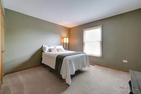 Bedroom - 24 Hickory Rd, Oakwood Hills, IL 60013 photo 2 of 3