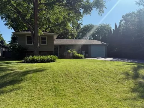 3 S221 Sequoia Dr, Glen Ellyn, IL 60137
